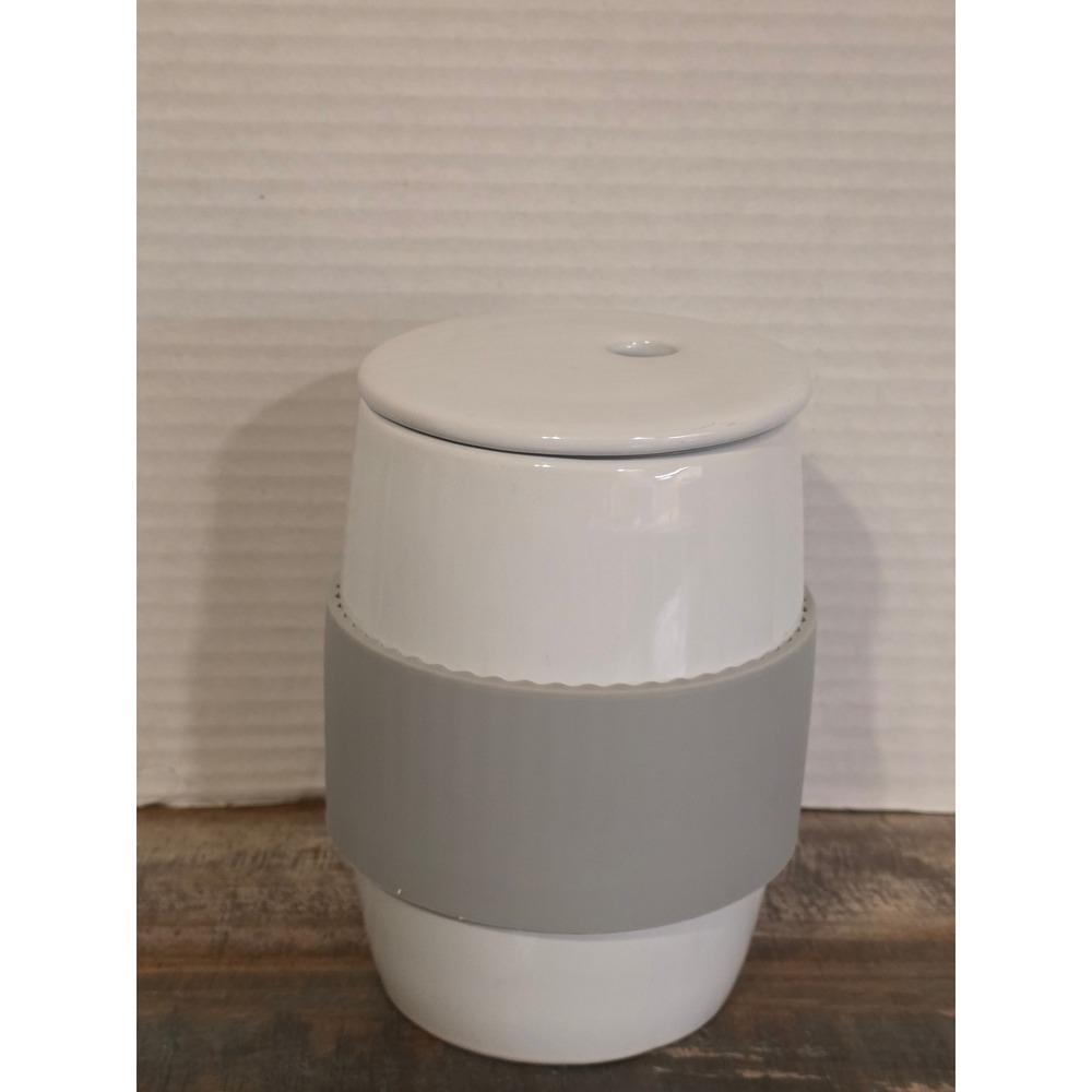Pampered Chef White Ceramic Garlic Keeper Vented Lid Gray‎ Silicone Sleeve 19C